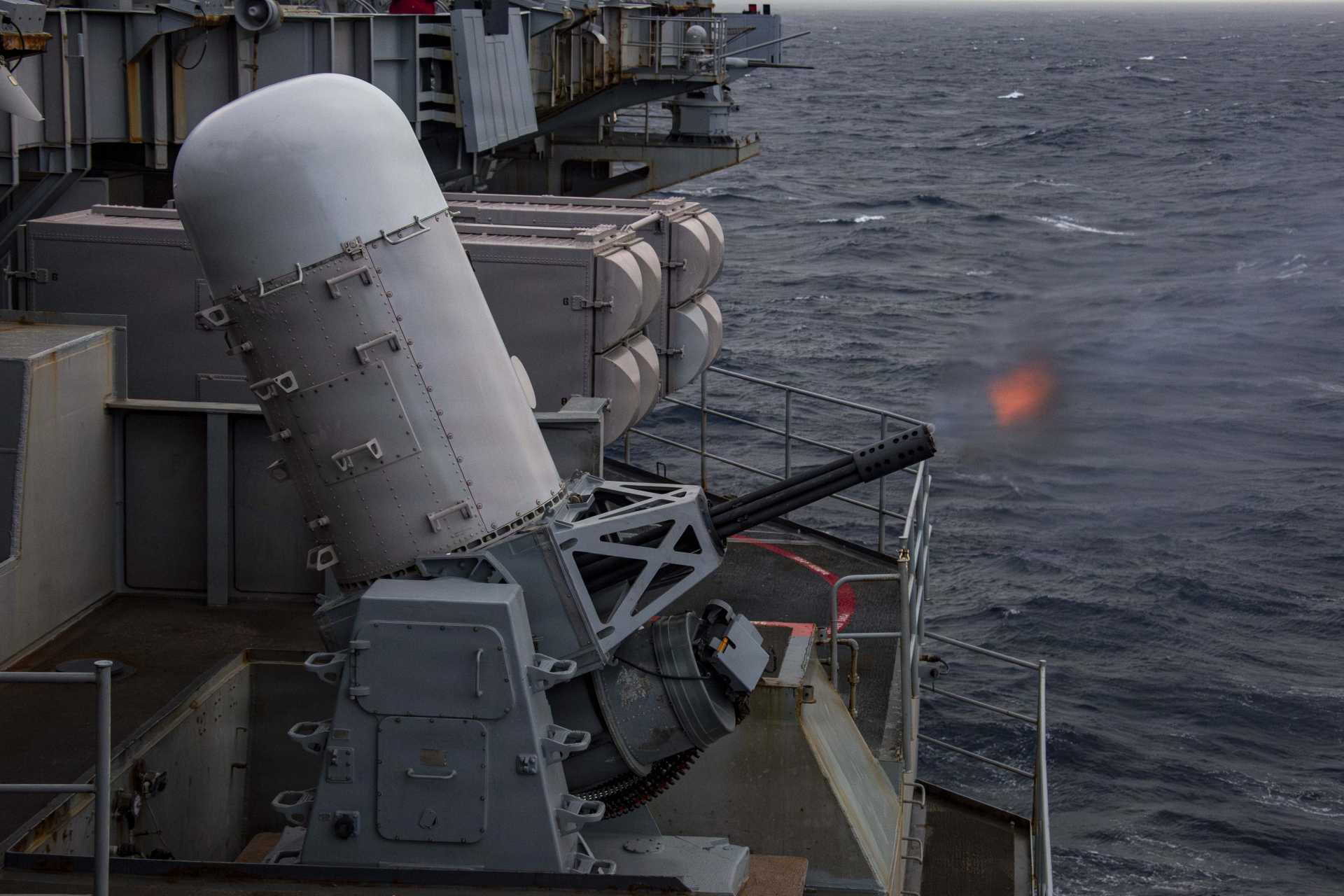  Phalanx Close-In Weapon System (CIWS) sa šestocevnim topom M61A1 20mm brani ratne brodove od različitih protivbrodskih pretnji, kao što su protivbrodske rakete i avioni, mala brza površinska plovila, helikopteri i površinske mine