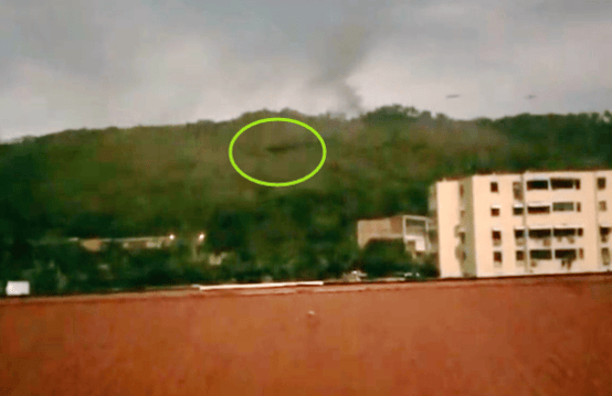 GIF sletanja napravljen iz ugla prve pozicije (vide se 2 SOAR snimka MH-47)