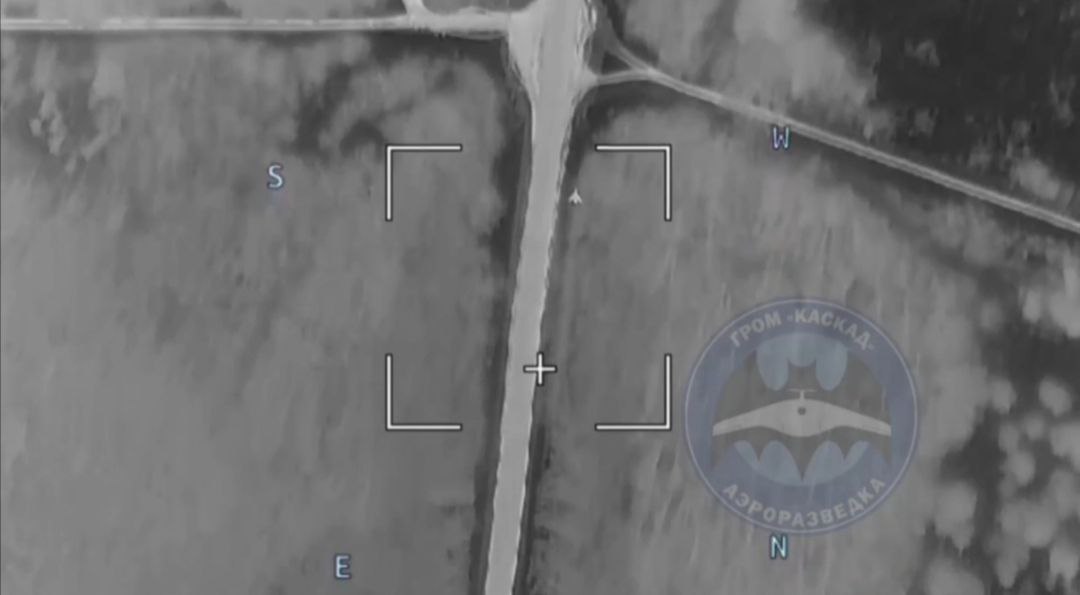 Snimak ekrana na kome se vidi zasad nepoznata municija sa kojom je uništem američki MLRS M142 HIMARS