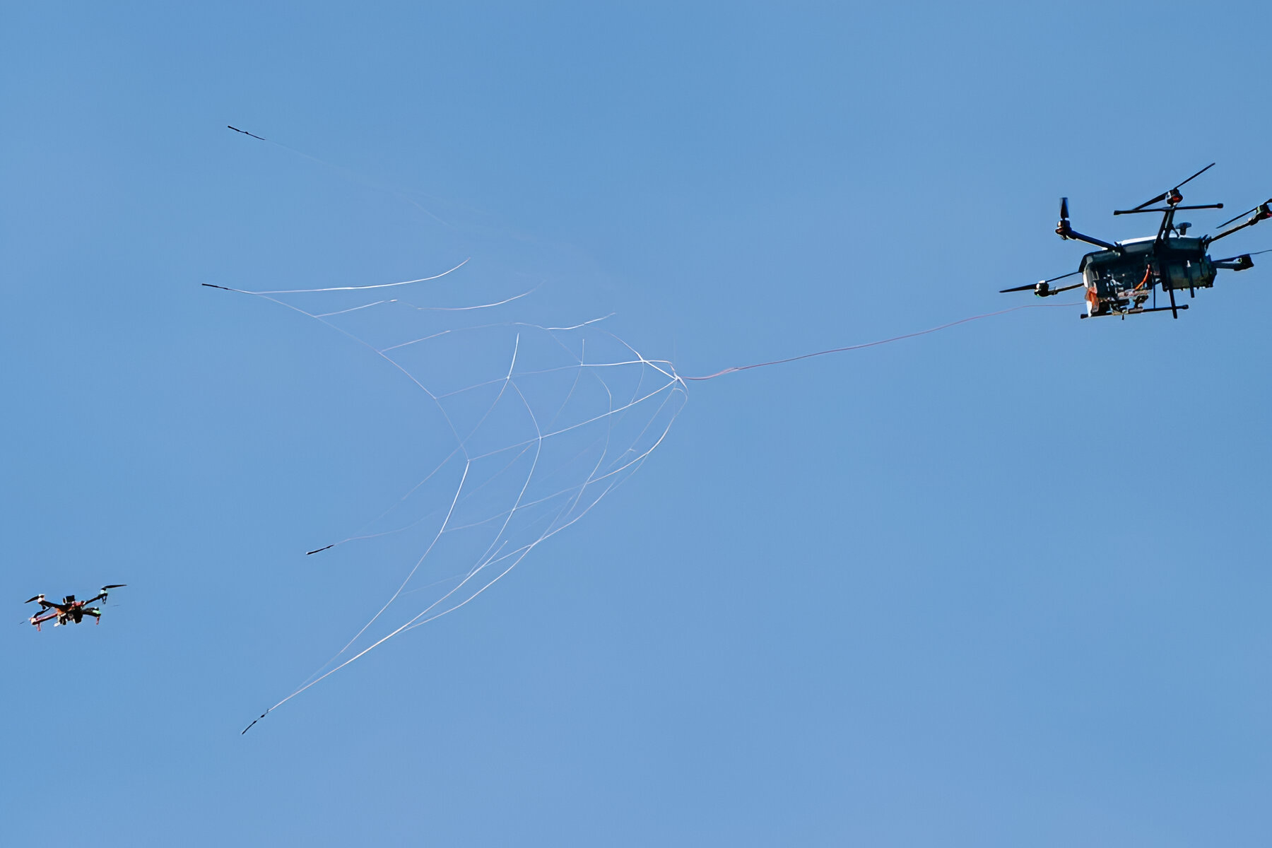 „Lovac na dronove“: Pogledajte kako autonomni sistem mrežom hvata neprijateljske letelice u letu