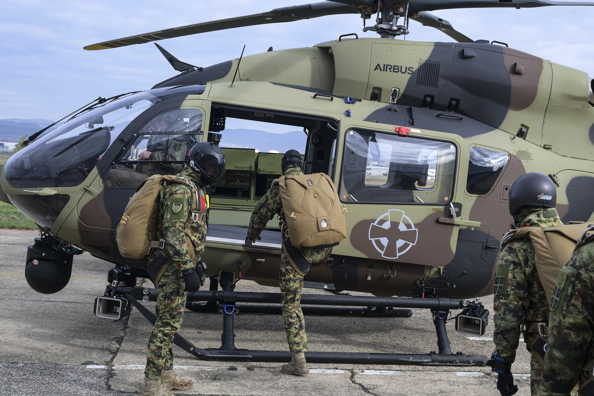 Priprema pripadnika 63. padobranske brigade za padobranski skok / Foto: VS