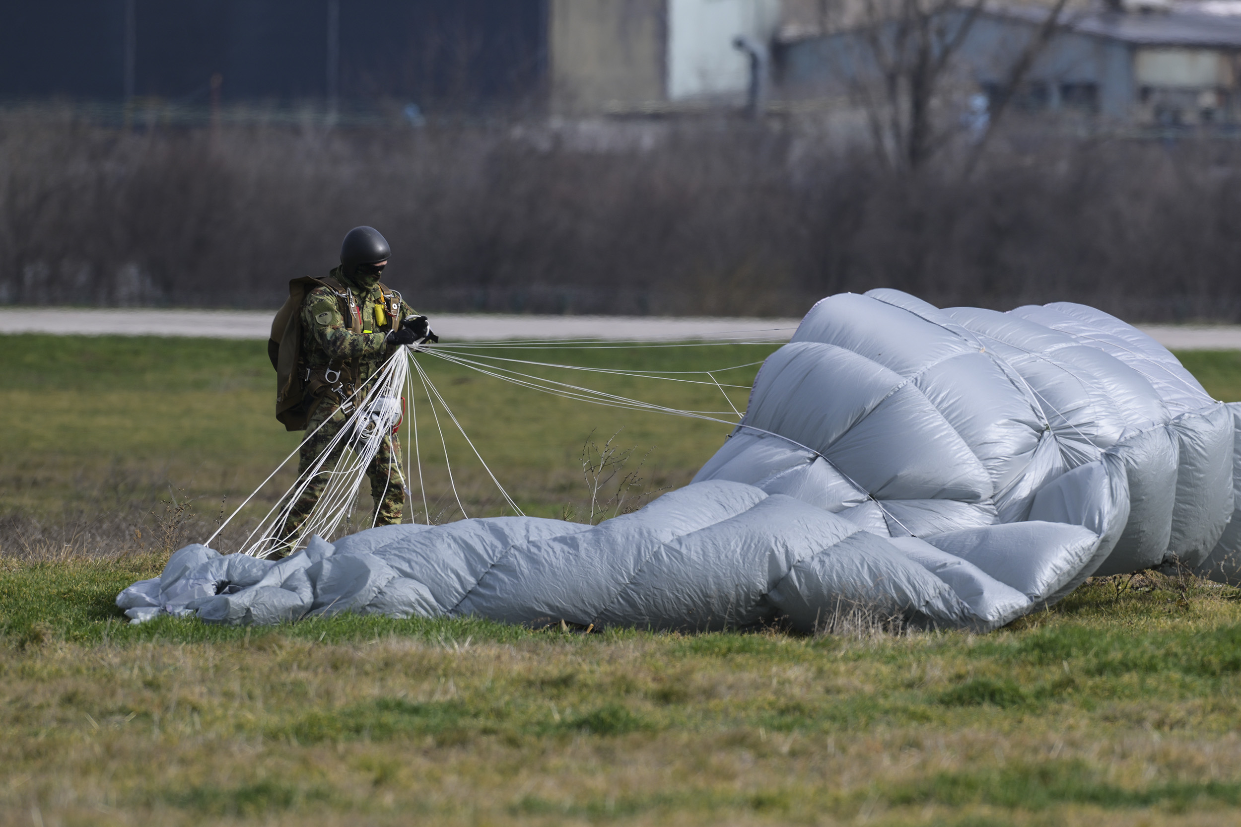 Priprema pripadnika 63. padobranske brigade za padobranski skok / Foto: VS