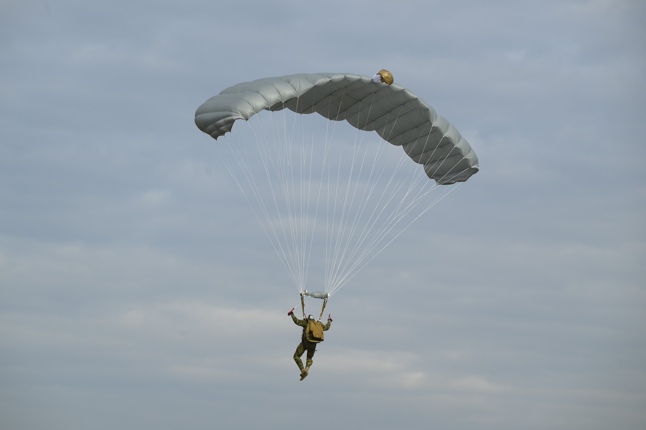 Priprema pripadnika 63. padobranske brigade za padobranski skok / Foto: VS