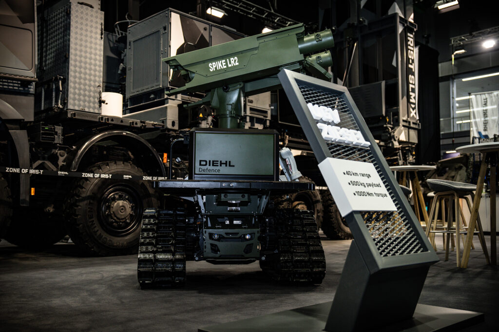 Bočni ugao bezbednog vozila Ziesel sa bacačem raketa Spike LR2 i ručnim daljinskim upravljačem. Foto: Diehl Defense
