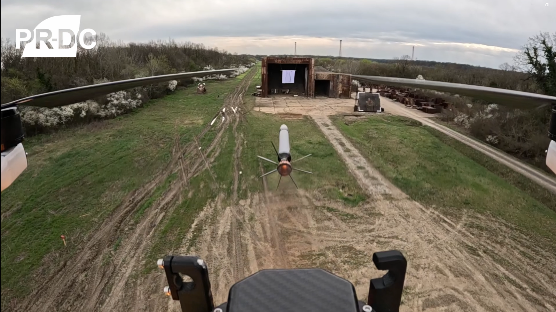 Snimak ekrana lansiranja nevođenog raketnog zrna S5 kalibra 57 mm sa drona IKA-20-M