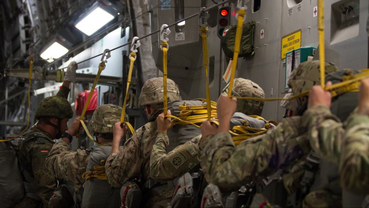 Priprema za skok padobranaca 82. vazdušno-desantne divizije