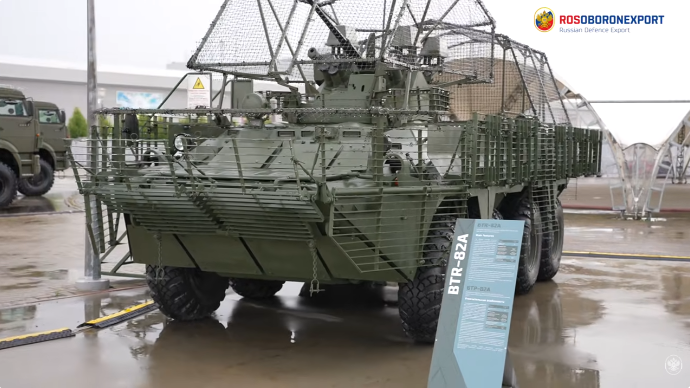 Pogled s prednje strane oklopnog transportera BTR-82A