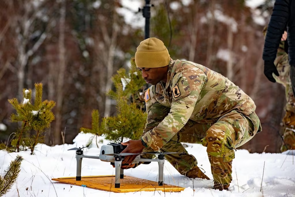 Američki vojnici se pripremaju za početni upoznavački let koristeći kvadkopter „Bamblbi“ (Bumblebee), 28. januara 2026. / Foto: US Army