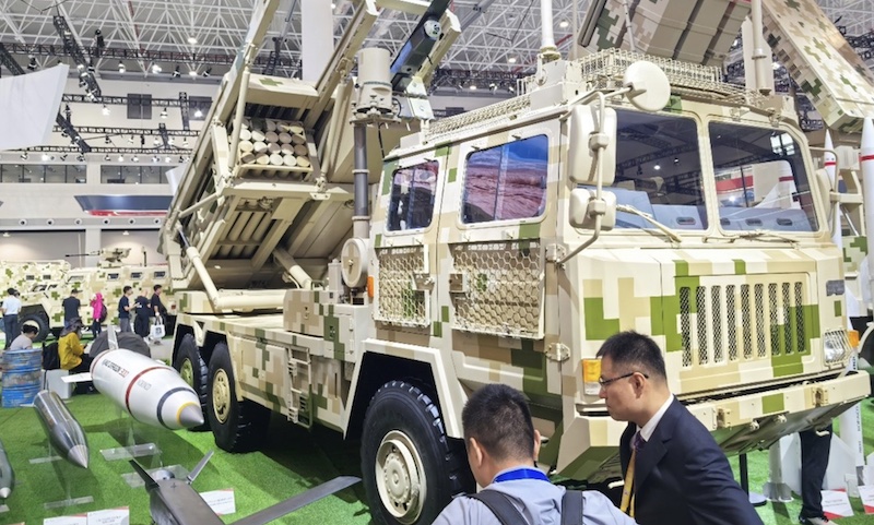 Kineski modularni višecevni lansirni sistem SR-5 koji između ostalog naoružanja koristi i loitering municiju FL-60A