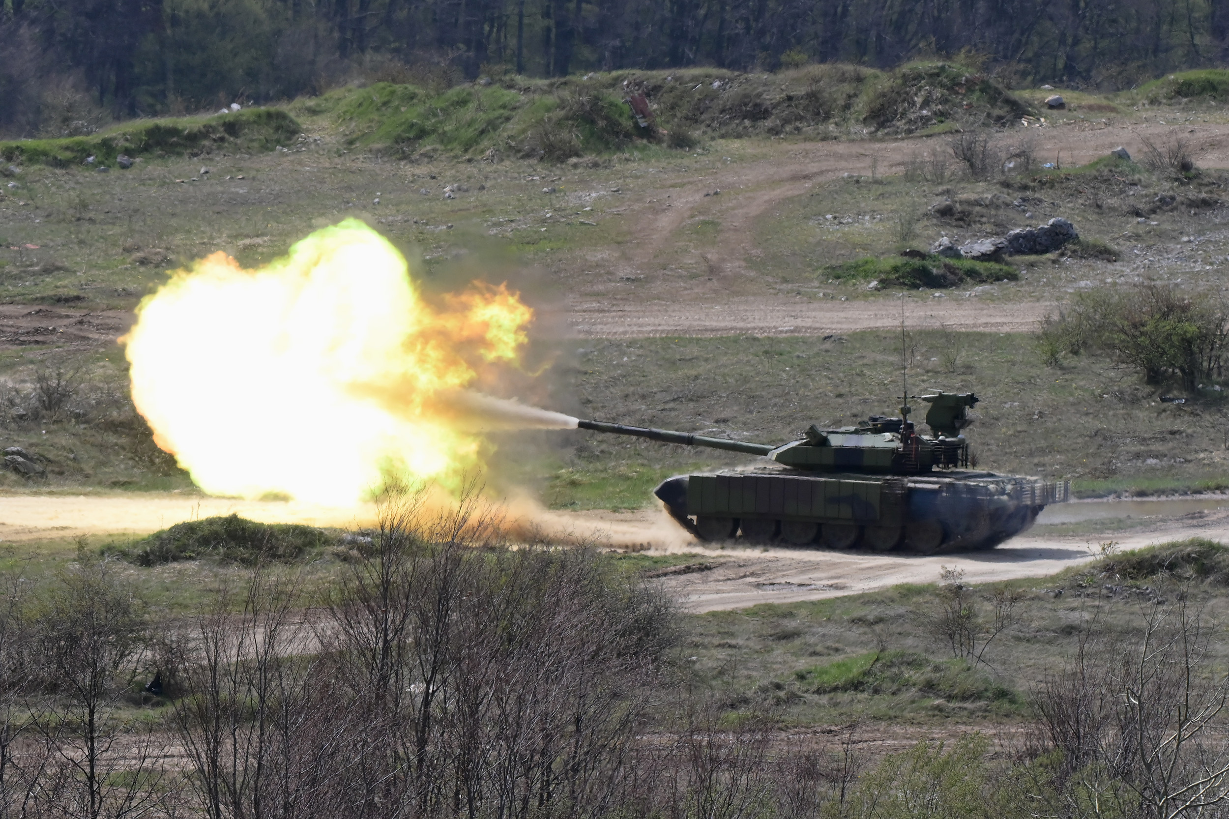 Modernizovani tenk M-84 na nivo AS2 tokom taktičke vežbe sa bojevim gađanjem na Pasuljanskim livadama / Foto: Sajt MO