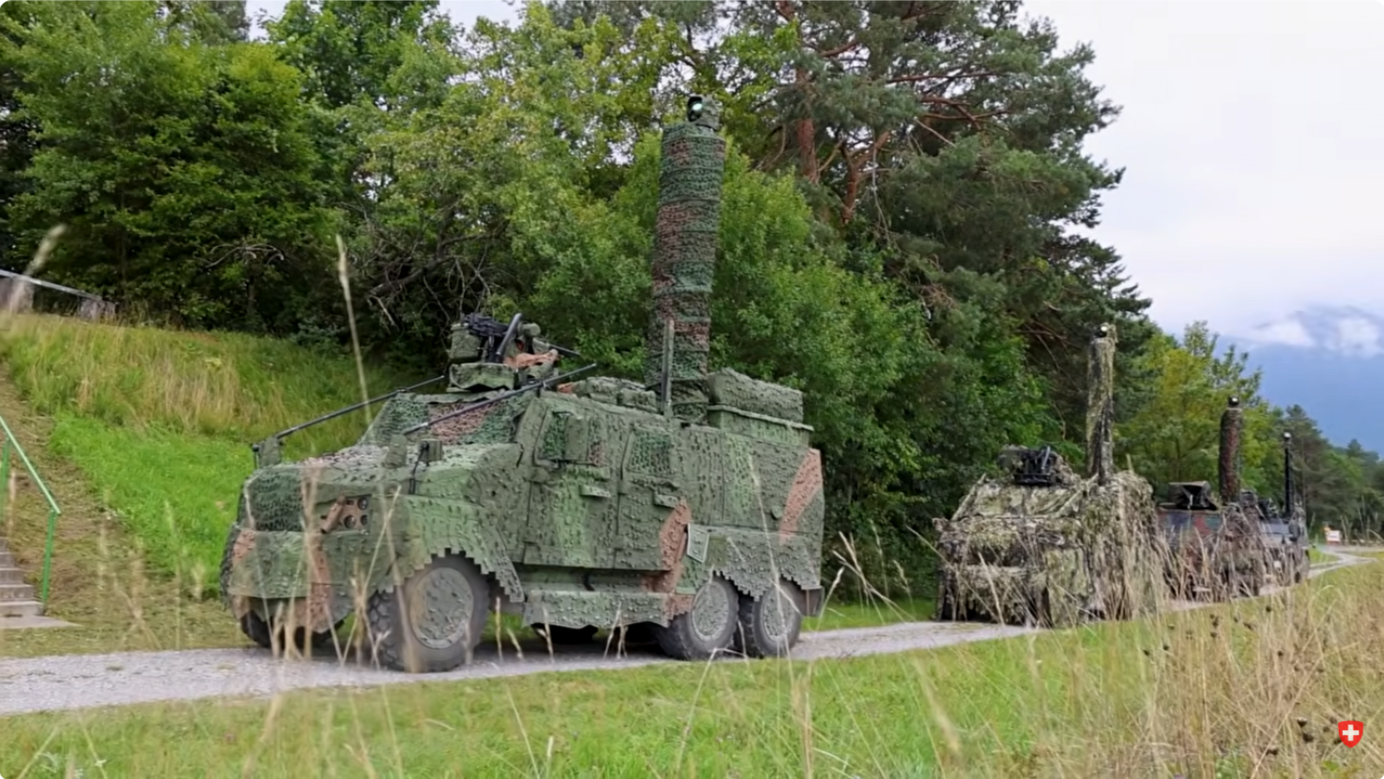 Izviđačka platforma Eagle V 4x4 sa podignutim teleskopskim stubom i elektro-optičkim senzorskim sistemom tokom provere efikasnosti multispektralne kamuflaže.