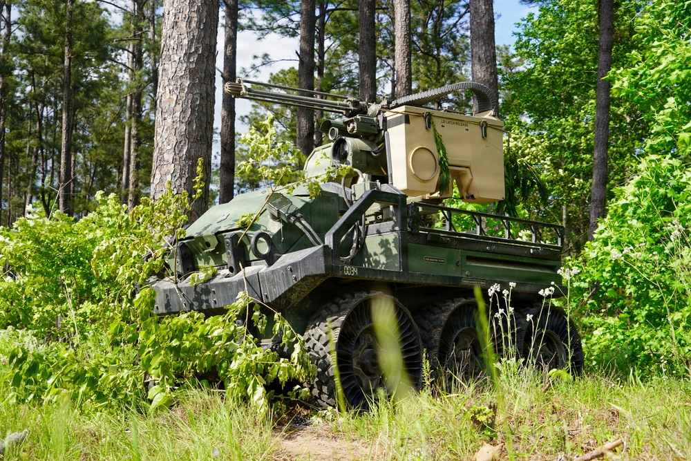Besposadno kopneno vozilo Hunter Wolf sa borbenim modulom