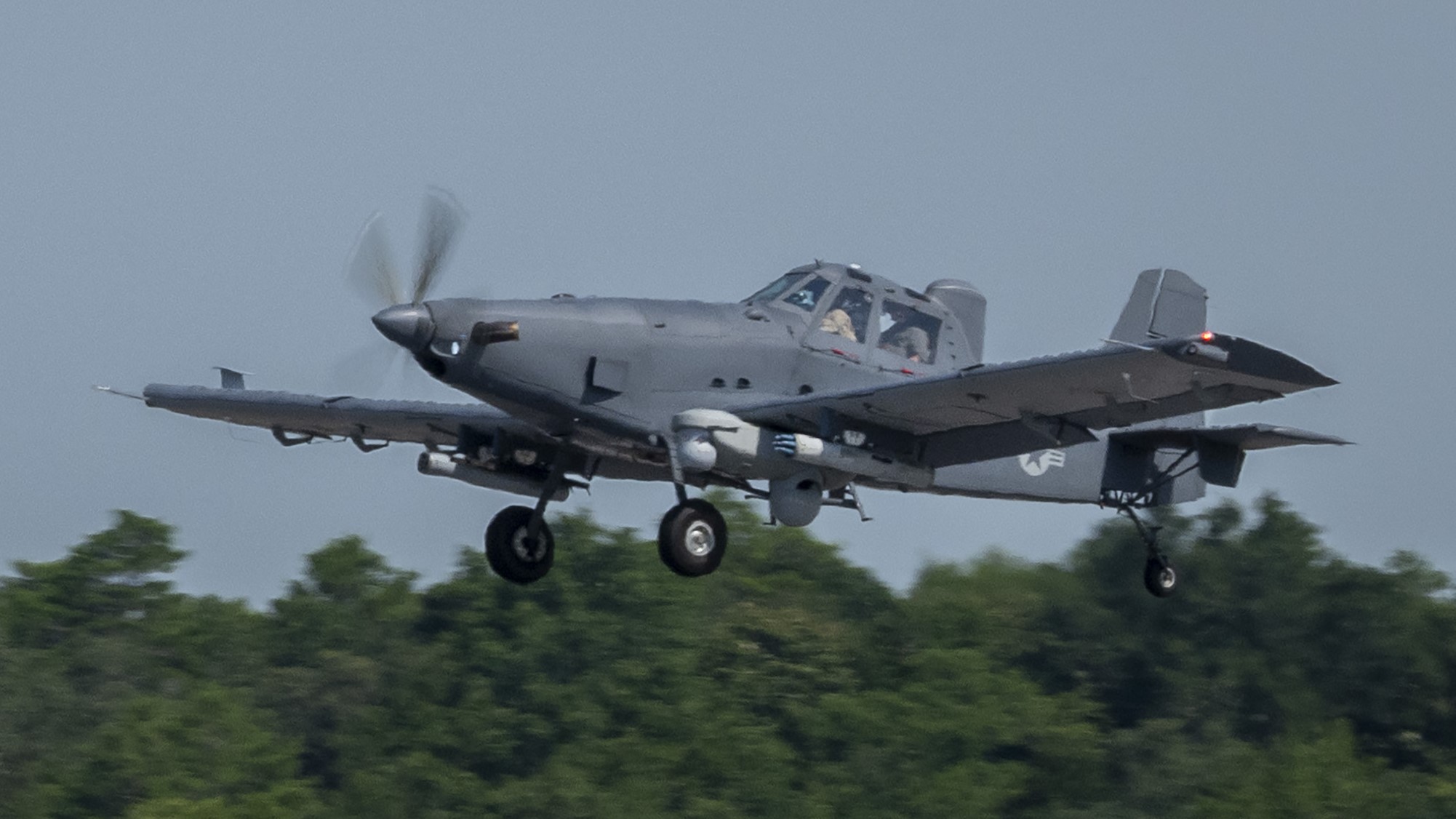 OA‑1K Skyraider II, laki jurišni i izviđački avion sa jednim motorom, razvijen na bazi poljoprivrednog aviona Air Tractor AT‑802, koji je modifikovan u vojnu varijantu poznatu kao AT‑802U Sky Warden.