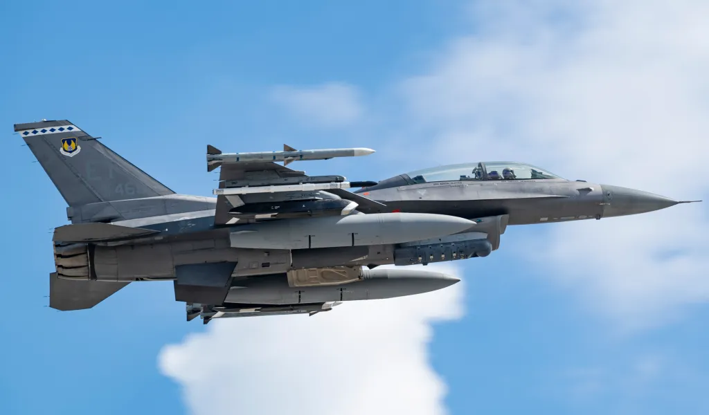 Raketa „Rusty Dagger“ se vidi ispod desnog krila američkog ratnog vazduhoplovstva F-16D Viper, odmah izvan rezervoara za spuštanje vazduha, tokom testiranja. / Foto: USAF