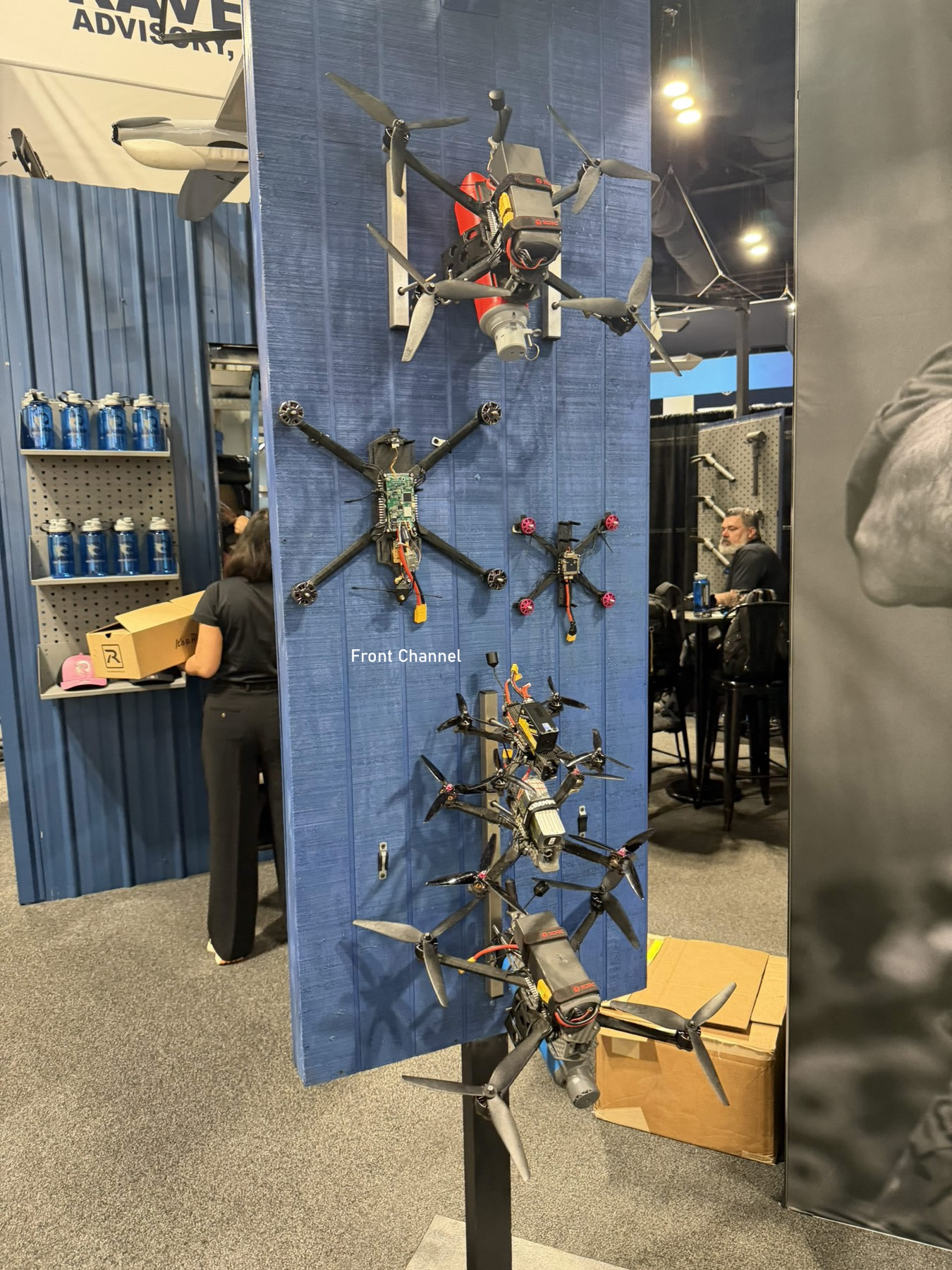 FPV dronovi prikazani na štandu kompanije PR-DC tokom Special Operations Forces Week 2026, Tampa, Florida. Na dizajnu drona stranog porekla integriasana je elektronika srpske kompanije. / Foto: PR-DC