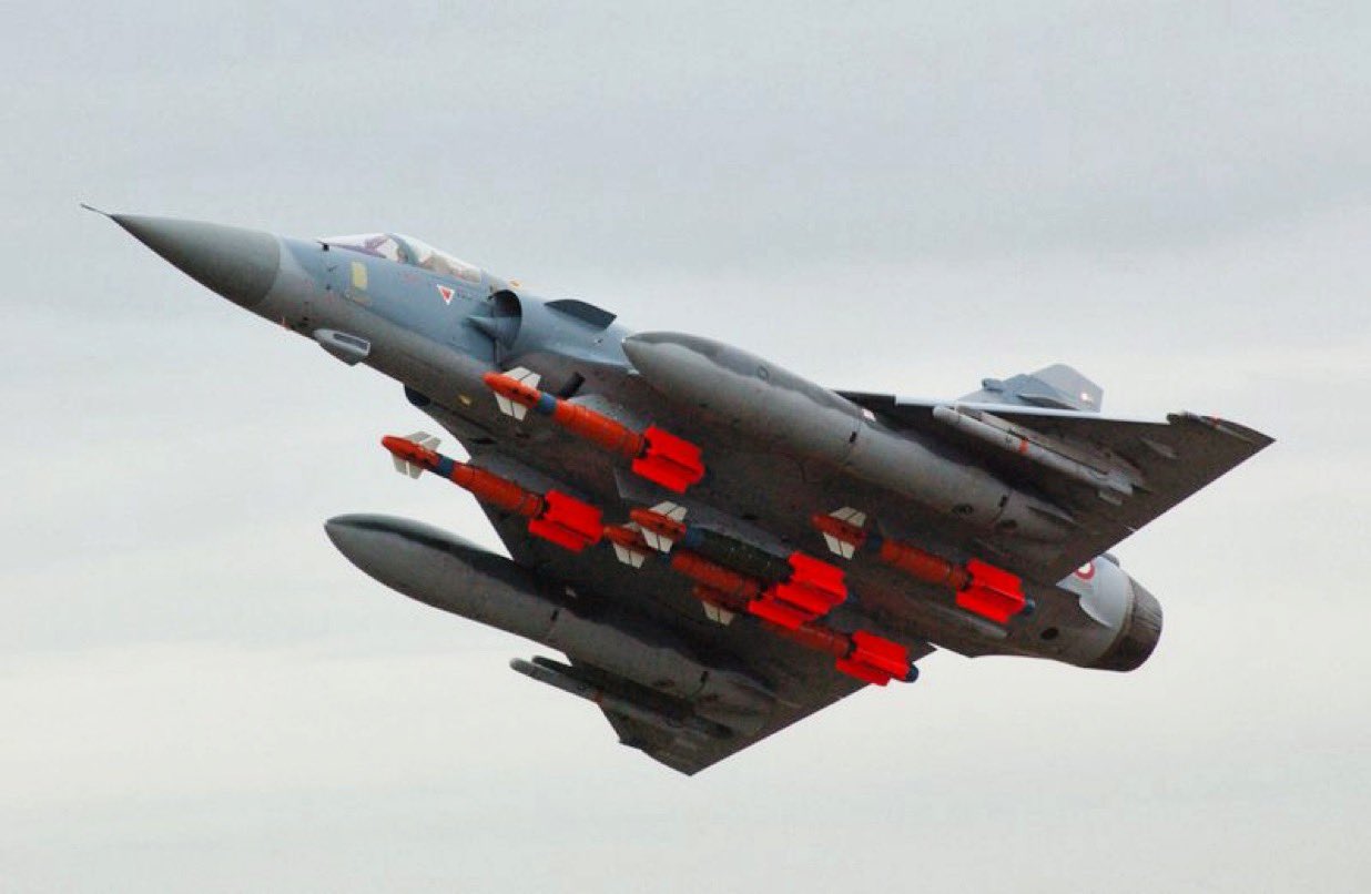 Francuski borbeni avion Mirage 2000-5F sa 6 bombi AASM-250