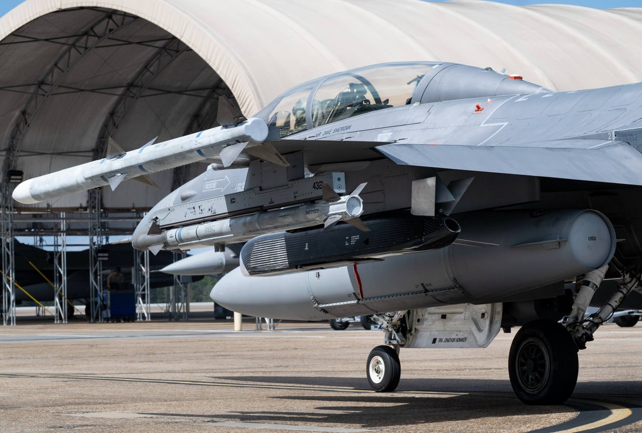 Američki F-16 sa krstarećom raketom AGM-188A Rusty Dagger tokom testiranja
