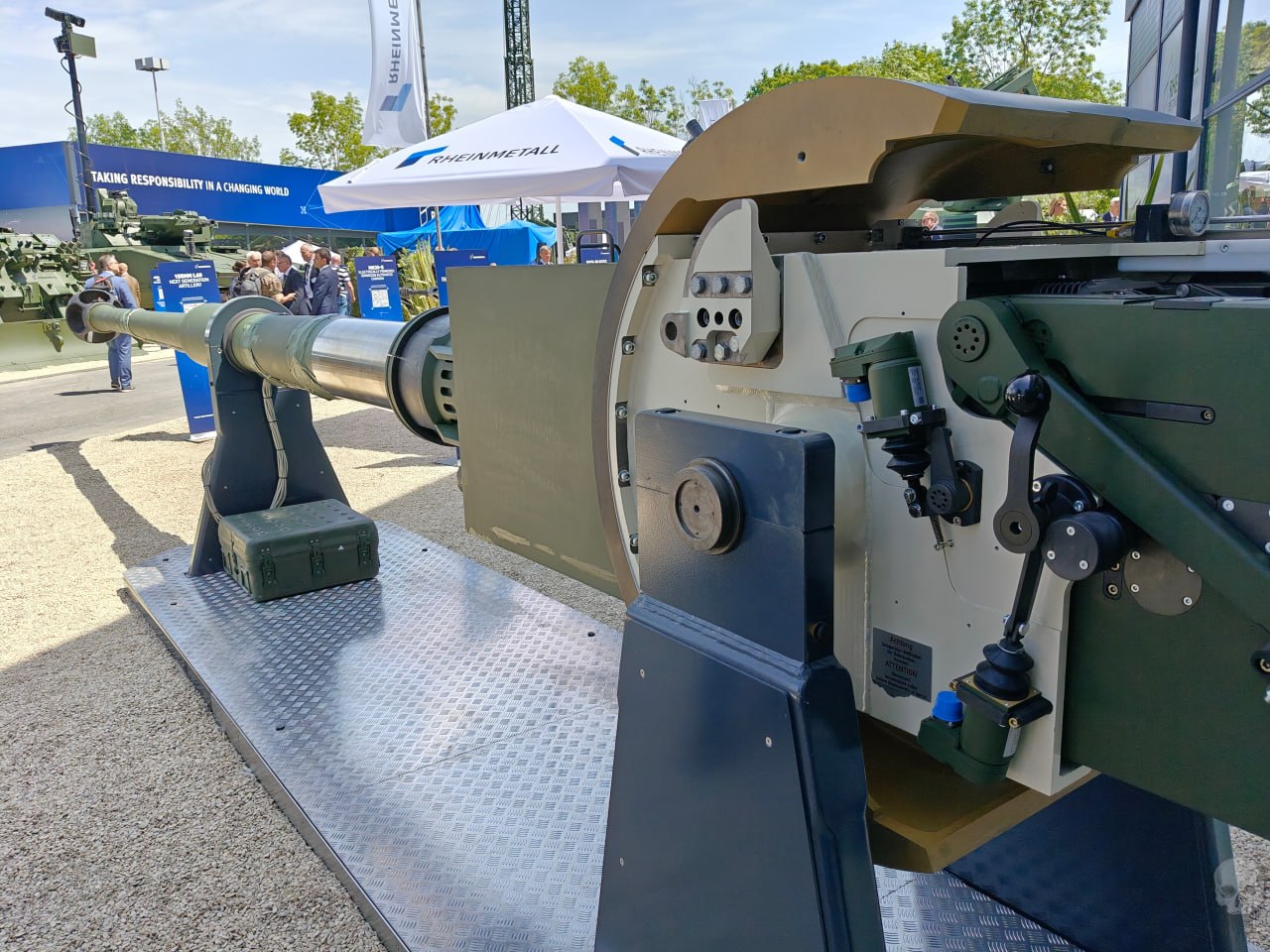 Cev habice 155 mm L60 na izložbi Eurosatory 2026 gledano od pozadi