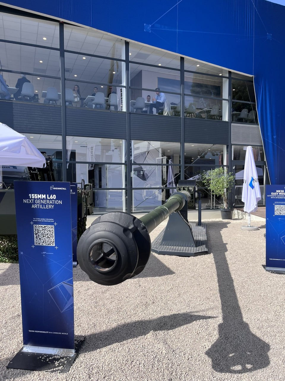 Cev habice 155 mm L60 na izložbi Eurosatory 2026 gledano s preda