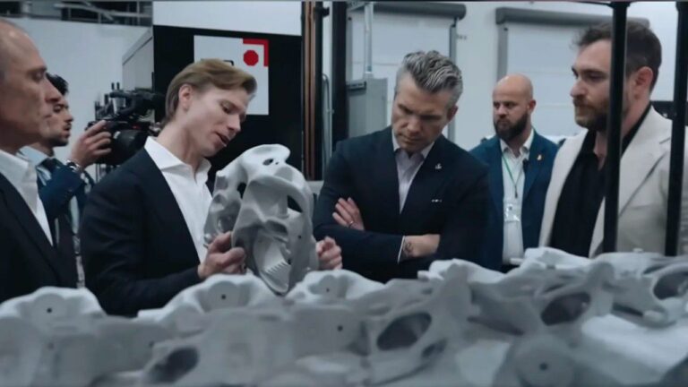Ministar odbrane SAD Pit Hegset pažljivo pregleda složeno dizajniranu, 3D štampanu metalnu komponentu unutar proizvodnog pogona. / Foto: Lokid Martin