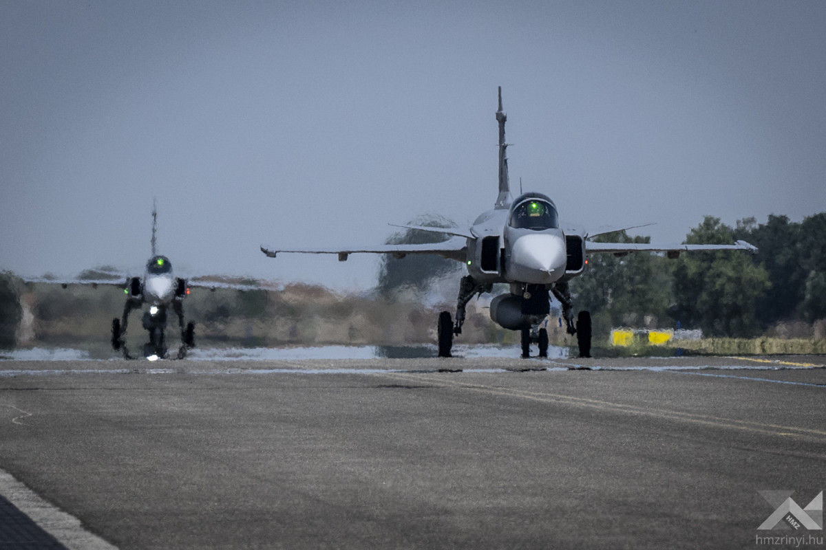 Sletanje poslednja dva mađarska borbena aviona Gripen C/D na aerodrom