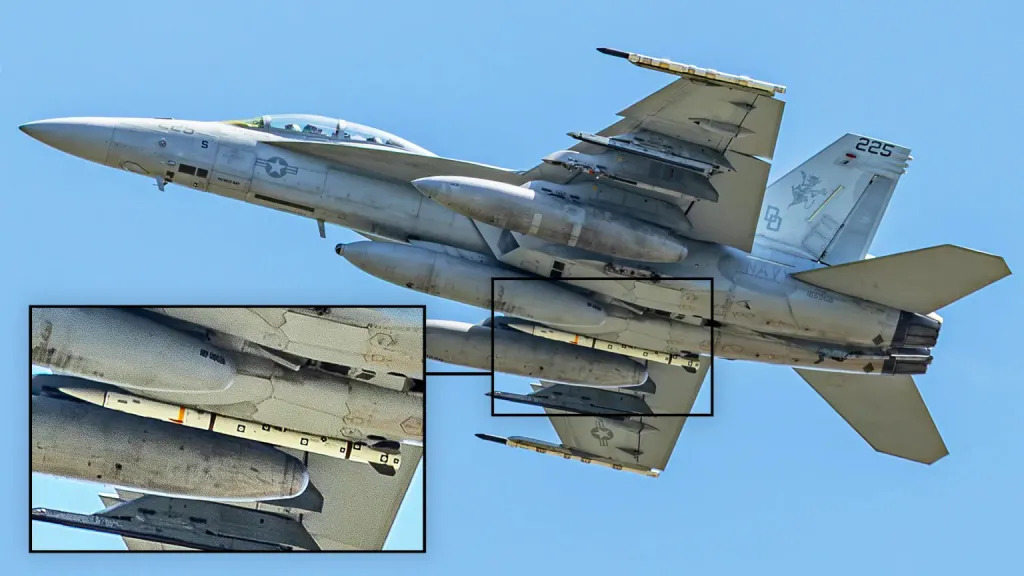 Američki mornarički F/A‑18F Super Hornet koji nosi raketu AIM‑260