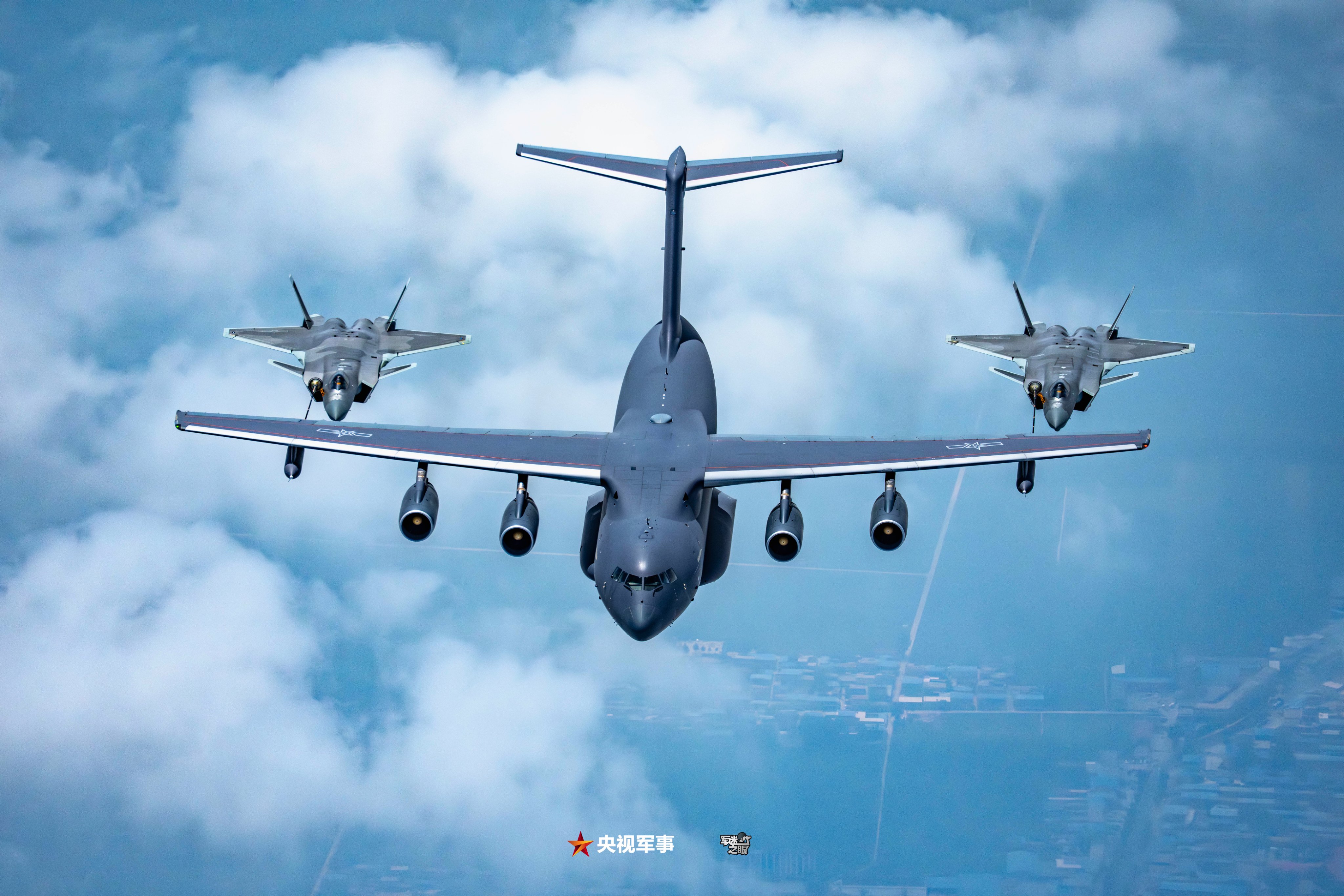Kineski vazdušni tanker YY-20A istovremeno tankira dva stelt lovca J-20
