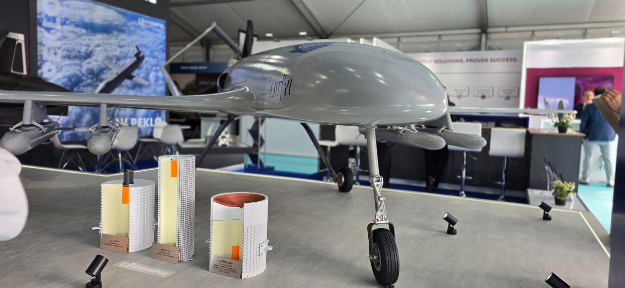 Ukrajinski dron „Ljutiy“ sa 4 mini krilate rakete prikazan je tokom izložbe Farnborough