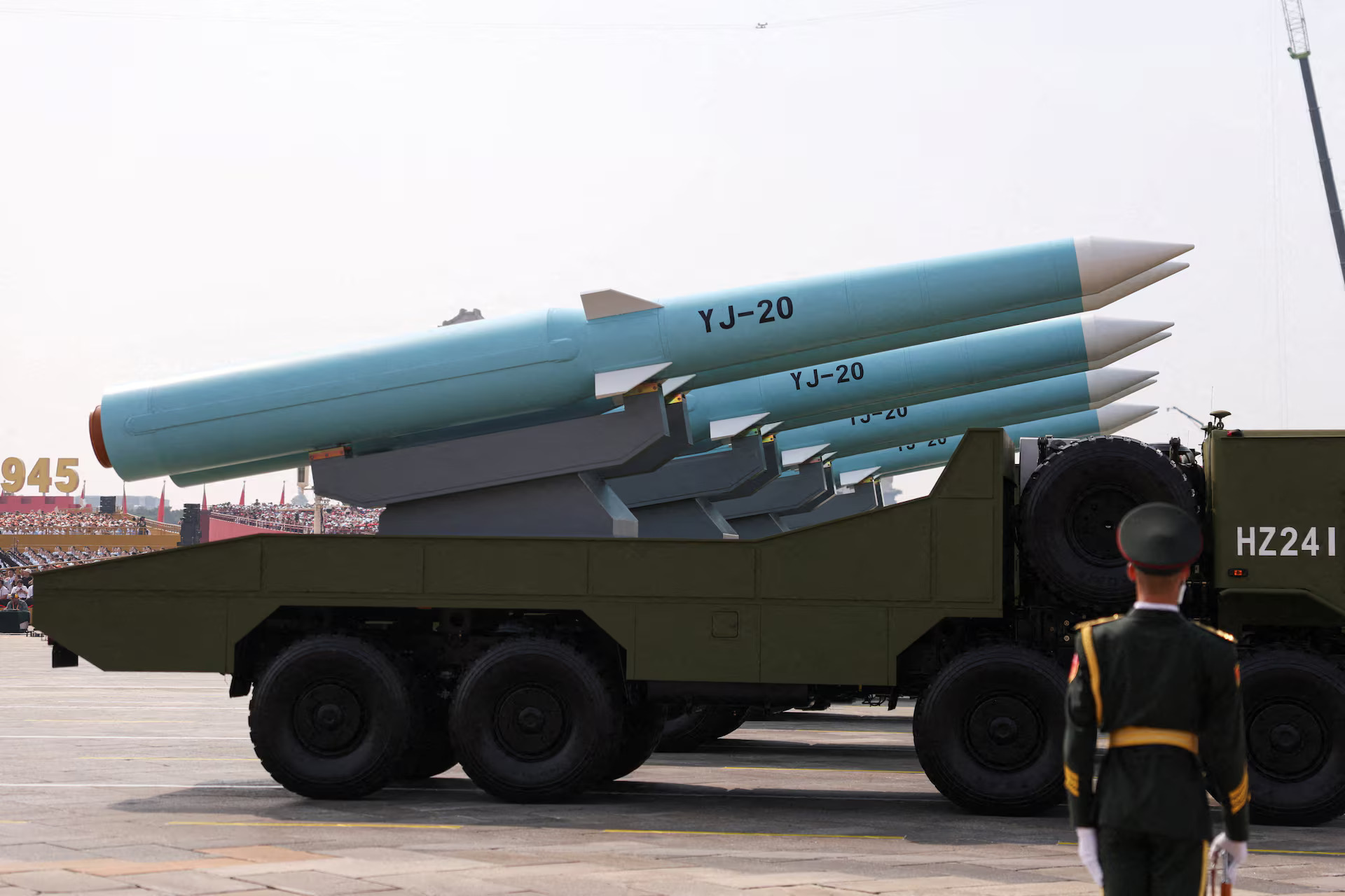 Hipersonična protivbrodska raketa YJ-20 na  kamionskoj šasiji tokom velike vojne parade održane u Pekingu 3. septembra 2025. godine