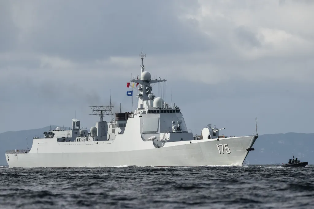 Jinčuan, razarač tipa 052D kineske mornarice Narodnooslobodilačke vojske, pruža pratnju ispred nosača aviona Liaoning pri njegovom dolasku u teritorijalne vode Hong Konga 2017. godine.
