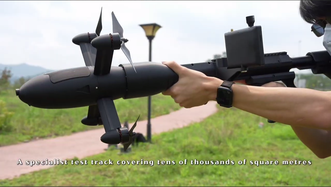 Kinetički dron presretač R7 na ručnom lanseru 