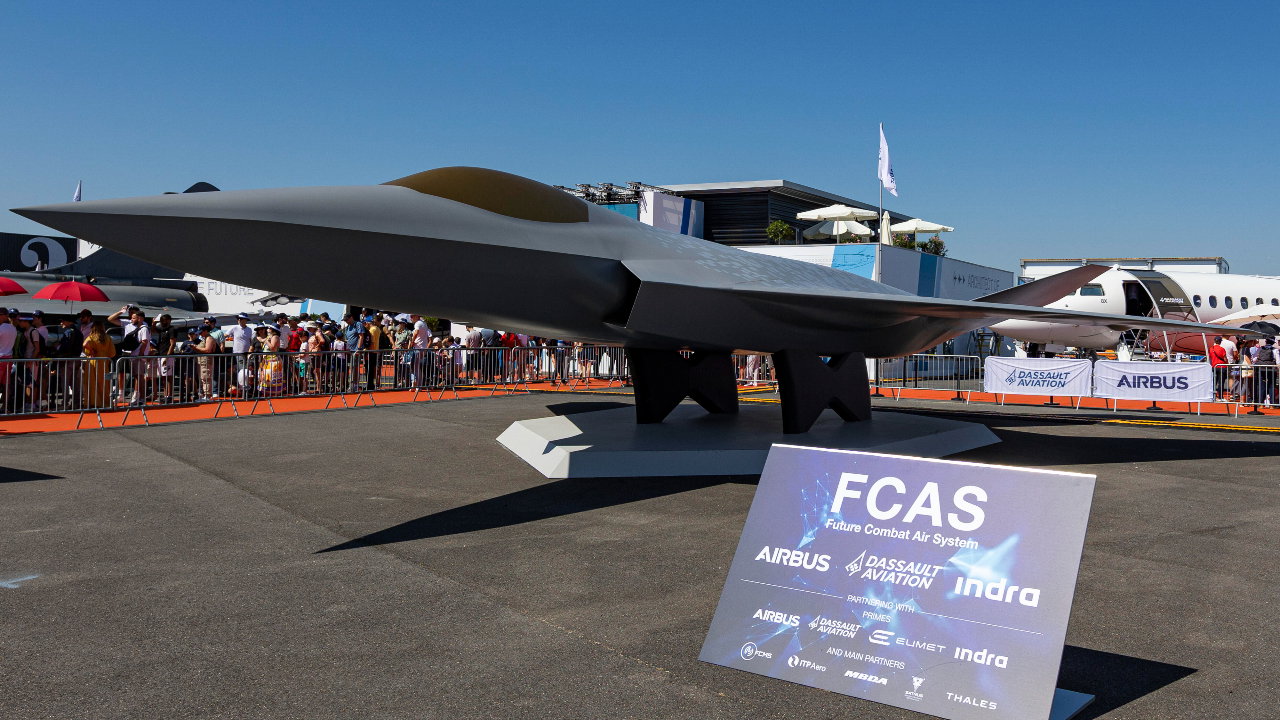 Maketa evropskog lovca nove generacije (NGF) za budući borbeni vazdušni sistem (FCAS) koji razvijaju Daso avijacija, Erbas i Indra Sistemas tokom Međunarodnog pariskog aeromitinga na aerodromu Le Burže avust 2023..