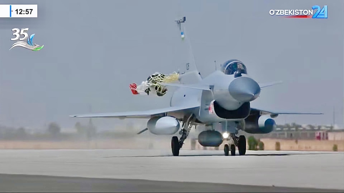 Uzbekistan prikazao kineske lovce J‑10CE